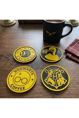 Harry Potter Fan Özel 4'lü Coaster Seti - Sarı-siyah Hogwarts Tasarımlı Bardak Altlığı Sarı - Siyah Harry Potter Fan Özel 4'lü Coaster Seti - Sarı-siyah Hogwarts Tasarımlı Bardak Altlığı Sarı - Siyah