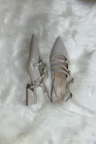 Günlük Kadın Rugan Sivri Burunlu Ayarlanabilir Kemerli Baretli Kısa Blok Topuklu Ayakkabı 455 - 54 Krem