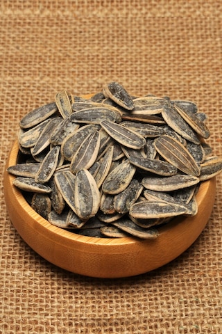 Ermiş Kuruyemiş Tuzlu Siyah Ay Çekirdeği Kavrulmuş 100 G