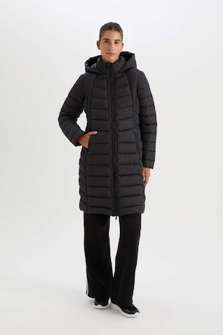 DeFactoFit Su İtici Uzun Şişme Mont Parka Kapüşonlu Slim Fit Dar Kesim Kapitoneli Fermuarlı Cepli A1556AX24WNBK81 Siyah