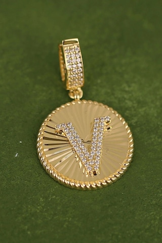 V Harfi Altın Kolye Ucu