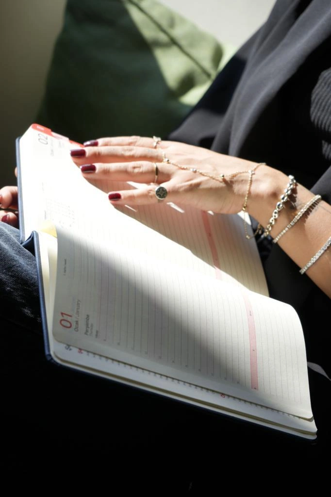 Victoria's Journals Business 2026 Günlük Ajanda 17x24cm Sert Kapak Ivory 80gr. Ayraçlı Lacivert Lacivert