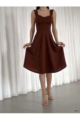 Kadın Krep Kumaş Askılı Kalp Yaka Düğme Detay Midi Boy Elbise Kahve