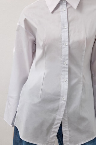 Molene Beyaz Pensli Fitted Poplin Gömlek