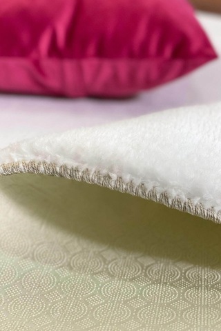 Beyaz Renkli Yumuşak Yüzeyli Kaydırmaz Puffy Peluş Halı-198