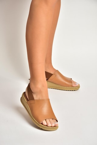 Fox Shoes Y555541303 Taba Hakiki Deri Alçak Tabanlı Kadın Sandalet