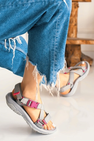 Günlük Unisex Tokalı Sandalet Yastıklı Hafif Tabanlı Çapraz Şerit Outdoor Esnek Ayakkabı 125ç Gri