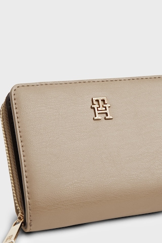 Tommy Hilfiger Logolu Fermuar Ve Çıtçıt Düğmeli Cüzdan Kadın Cüzdan Aw0aw17742 R06 Açık Kahve
