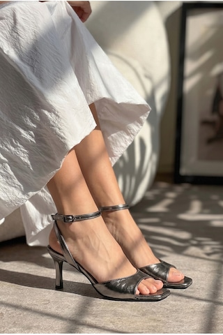 Giamgia Store Kadın Platin Bilekten Bağlamalı Küt Burun İnce Topuklu Stiletto Abiye Ayakkabı-2343