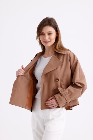 Pastelastore %100 Pamuk Gabardin Astarlı Oversize Geniş Kalıp Kadın Crop Kısa Trençkot 1122 Koyu Bej