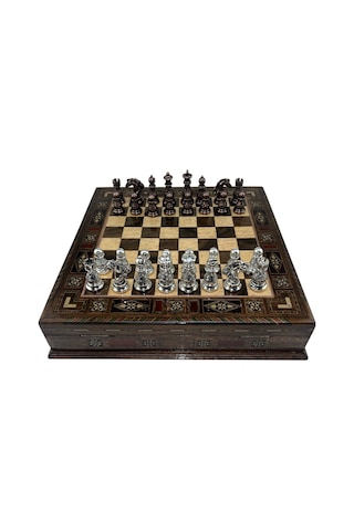 Gifthome Premium Orta Boy Metal İşlemeli Klasik Satranç Takımı Ve Sandıklı Masif Ahşap Satranç Tahtası 28x28x5,5 Cm.
