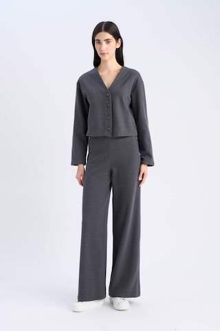 DeFacto 2'li Takım V Yaka Düğmeli Hırka Esnek Belli Geniş Paça Pantolon E9859AX24WNAR148