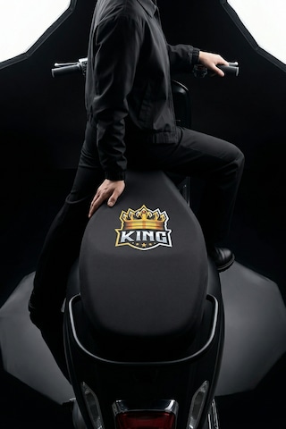 Kemboss King Baskılı Motor Sele Kılıfı Lastikli Bağlamalı Universal Uyumlu Motosiklet Koltuk Koruyucu Siyah