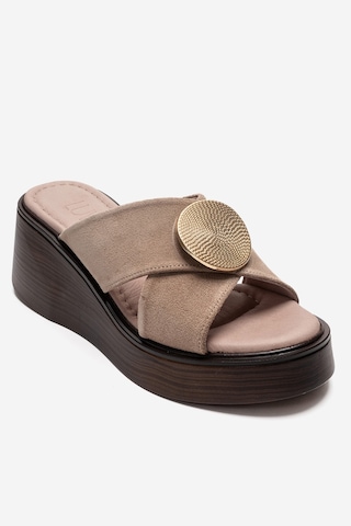 Luvishoes Fıanna Bej Süet Hakiki Deri Tokalı Çapraz Bantlı Kadın Dolgu Topuklu Terlik