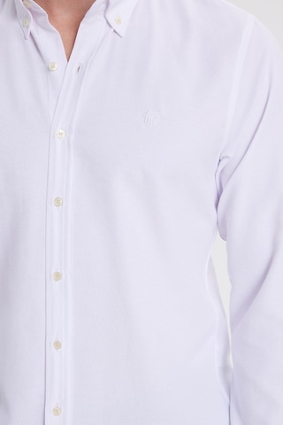 Tudors Erkek Slim Fit Dar Kesim Düz Oxford Armalı Yaka Düğmeli Beyaz Spor Gömlek-42018 Beyaz