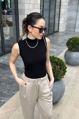 Kolsuz Dik Yaka Body