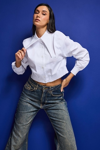 Itsbasic Kadın Beyaz Renk Crop Fit Yaka Detaylı Özel Tasarım Gömlek