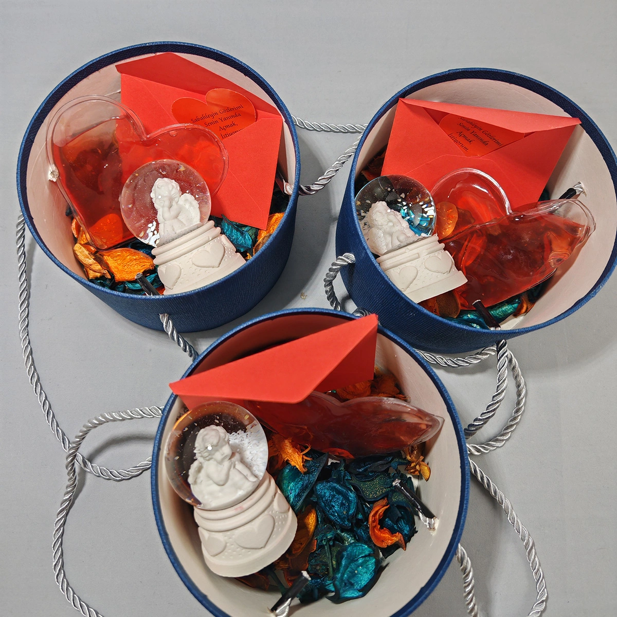 Zarif Tasarım, Unutulmaz Anlar - Romantik Hediye Kutusu - Melekli, Kalpli, Gül Yapraklı