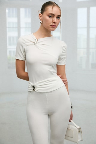 Grımelange Fasley Kadın Yumuşak Ve Esnek Kumaşlı Toka Detaylı Slim Fit Ekru Bluz Ekru