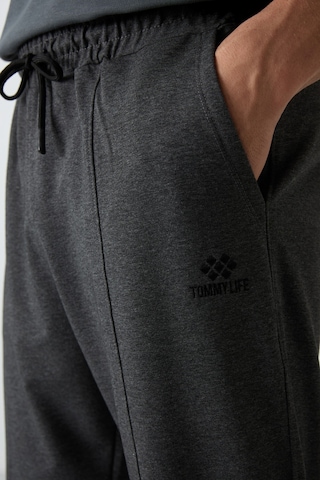 Tommy Life Antrasıt Melanj Pamuklu Yumuşak Dokulu Comfort Fit Nakışlı Erkek Jogger - 82123 Antrasit - Melanj