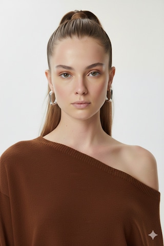 Fiolin Omuzu Açık Off Shoulder Triko Kazak kahverengi