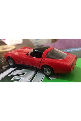 Oyuncak Metal Model Araba 1 / 36 Çek Bırak 1982 Corvette Coupe Kırmızı