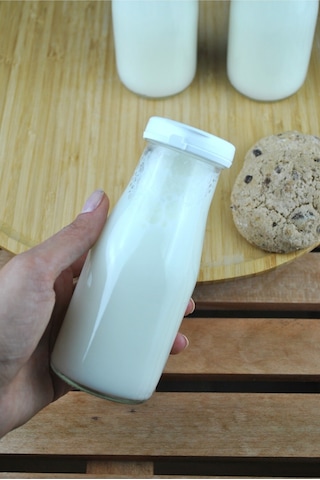 2 Adet Beyaz Plastik Kapaklı Cam Şişe 200 Ml Şeffaf Sürahi Süt, Ayran, Su, Limonata Meşrubat Şişesi