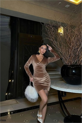 DefyModa Kadın Tasarım Kadife Kumaş Kruvaze Yaka Büzgülü Abiye Elbise Vizon