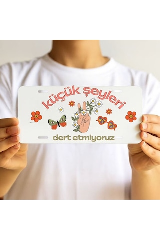 Küçük Şeyleri Dert Etmiyoruz Yazılı Retro Dekoratif Plaka Renkli Barış Temalı Aksesuar