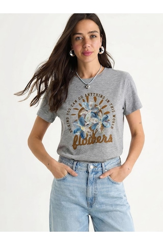 Shade Kadın Kabartma Çiçek Aplikeli Yazı Baskılı Basic T-shirt 7524 60283951 - Gri