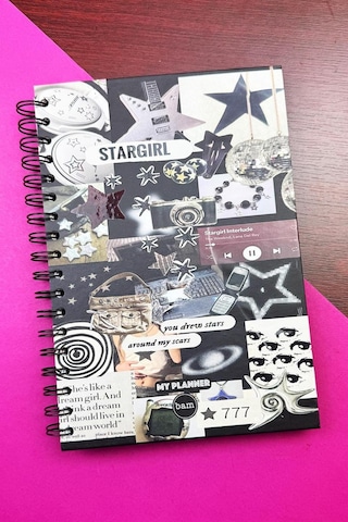 Star Gril Tasarıımlı Spiralli Sticker'lı Tarihsiz Konuşan Ajanda Haftalık Planlayıcı Defter Çok Renkli