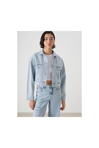 LC Waikiki Lcw Vision İndigo Gömlek Yaka Oversize Crop Kadın Jean Ceket Lıght Indıgo Rod