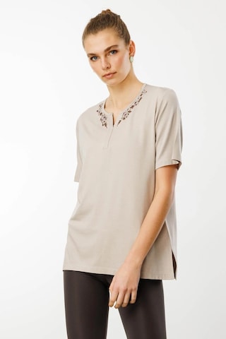 Desen Triko Açma Yaka Dantel Çiçek İşlemeli Penye Kadın T-shirt 24751 Bej