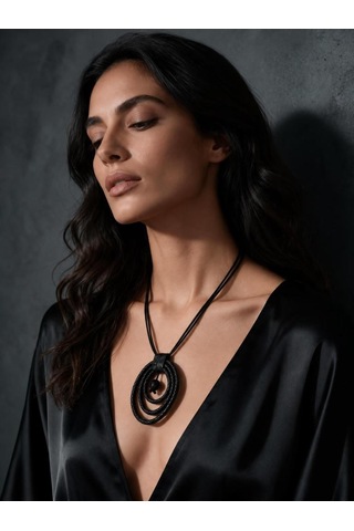 Üçlü Siyah Halka Tasarım Örgü Deri Kadın Kolye - Modern Boho Uzun İpli Madalyon Kolye
