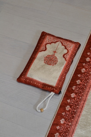 Çantalı Fermuarlı Mihrap Desenli Seccade Kırmızı