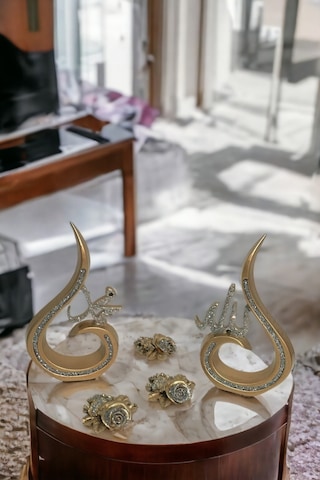 Allah C.c. Hz. Muhammed S.a.v Lafzı Ve Dekoratif Polyester Çiçekler Masa Süsü Biblo - Altın