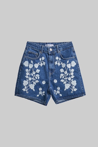 it's basic Kadın Mavi Renk 1s5-5 Beyaz Çiçek Nakışlı Midi Boy %100 Koton Tasarım Denim Şort