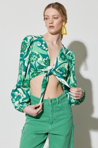 Wrangler Regular Fit Normal Kesim V Yaka Yeşil Desenli Crop Bluz W231592300