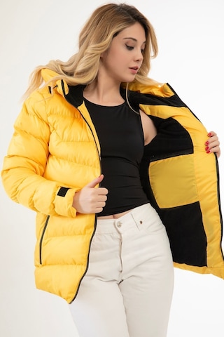 Kadın Sarı Kapüşonlu Içi Polarlı Kürklü Su Geçirmez Rüzgara Dayanıklı Şişme Mont Sarı