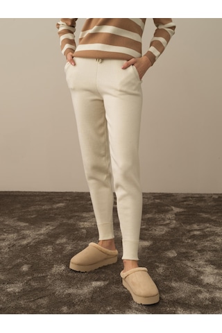 Kırık Beyaz Formunu Koruyan Regular Fit Pantolon 850921