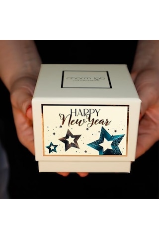 Charm Lab Candle Yılbaşı Hediyesi, Ahşap Ve Baharatlı Sandal Kokulu, Doğal Bio Balmum, 135 G Kokulu Mum, 40 Saat Yanma Süresi, Lüks Kutulu, Kadın Ve Erkek İçin Şık Yılbaşı Hediyesi 50 x 22