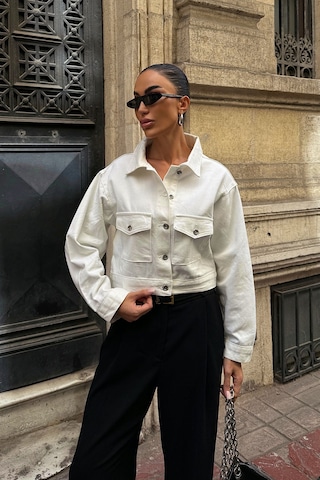 Beyaz Çift Cep Denim Crop Ceket Bcdf-255419 Çok Renkli