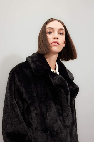 DeFacto Uzun Pelüş Kaban Oversize Geniş Kalıp Çıtçıt Kapamalı Cepli A4650AX24WNBK27 Siyah