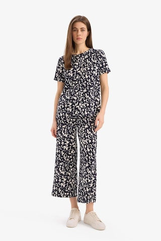 DeFacto Regular Fit 2'li Takım Bürümcük Kumaş Desenli Kısa Kolu Üst Esnek Belli Kapri Alt F1478AX25SPNV251