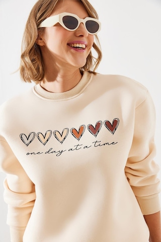 Shade Kadın Üç İplik Şardonlu Renkli Kalp Baskılı Sweatshirt Mbhs007 60601007 - Bej