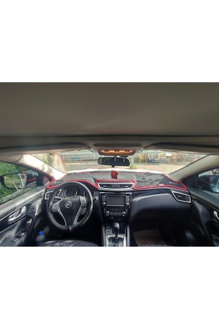 2015+ Modellerine Uygun Nissan Qashqai Torpido Koruma Halısı Siyah Kenar Renk Kırmızı