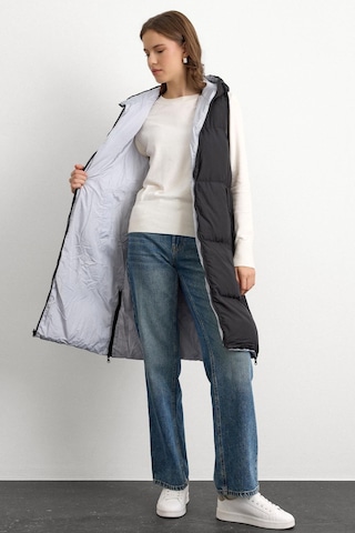 Olcay Kapüşonlu Fermuar Kapamalı Çift Taraflı Şişme Yelek Siyah-gri 8226