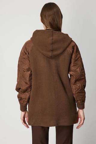 On Fashion Kadın Kolları Kapitoneli Düğmeli Kapüşonlu Kahverengi Mont 60935 Kahverengi