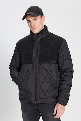 Wrangler Regular Fit Normal Kesim Sherpa Detaylı Siyah Kapitone Mont W242644001 Siyah