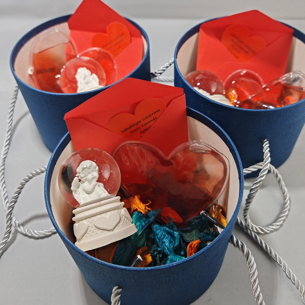 Zarif Tasarım, Unutulmaz Anlar - Romantik Hediye Kutusu - Melekli, Kalpli, Gül Yapraklı